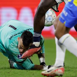 Újra kellett éleszteni a kapust, félbeszakadt az Ajax bajnoki meccse – videóval