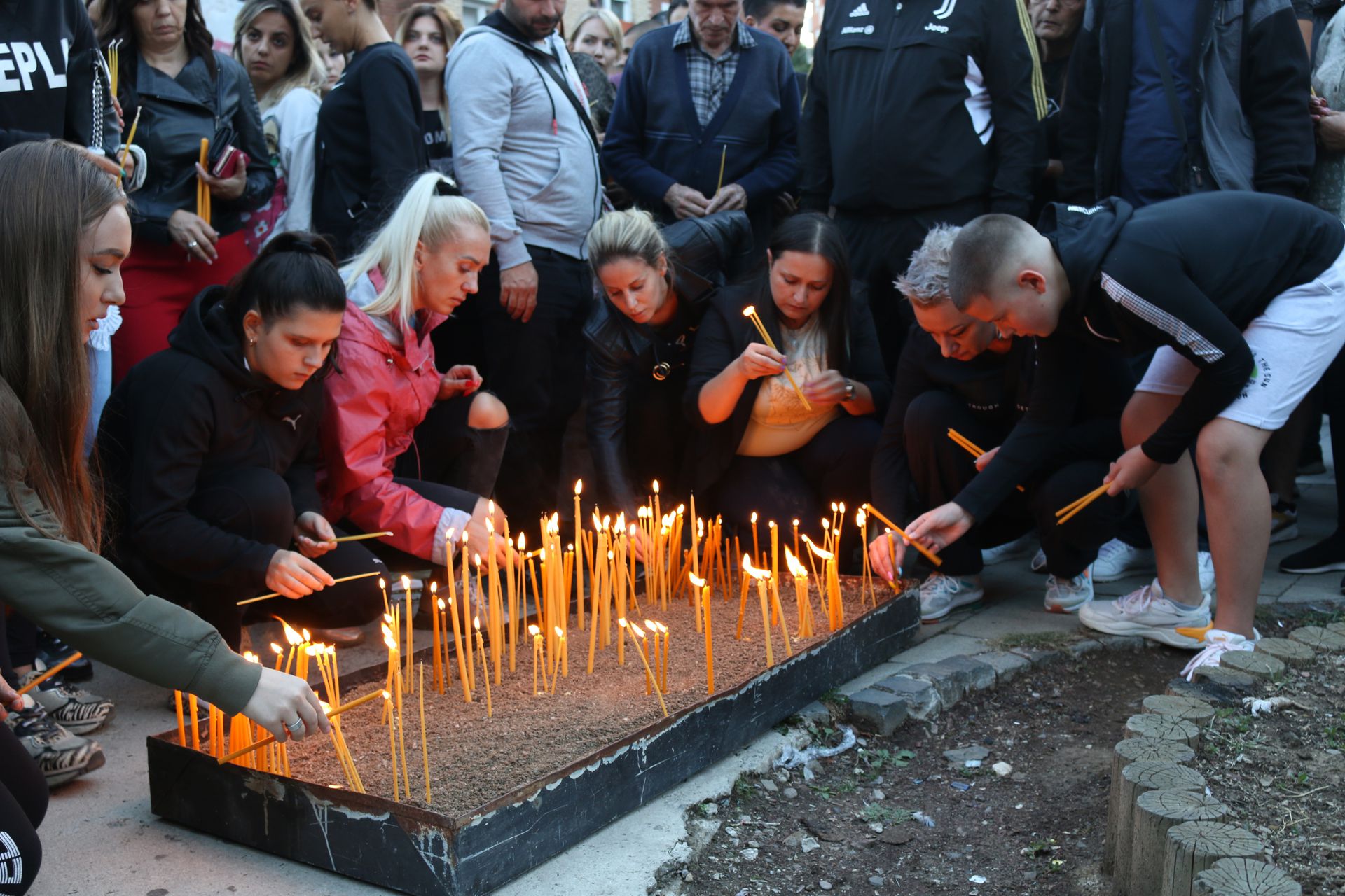 Koszovóiak gyászolják meggyilkolt honfitársukat (Fótó: Getty Images)