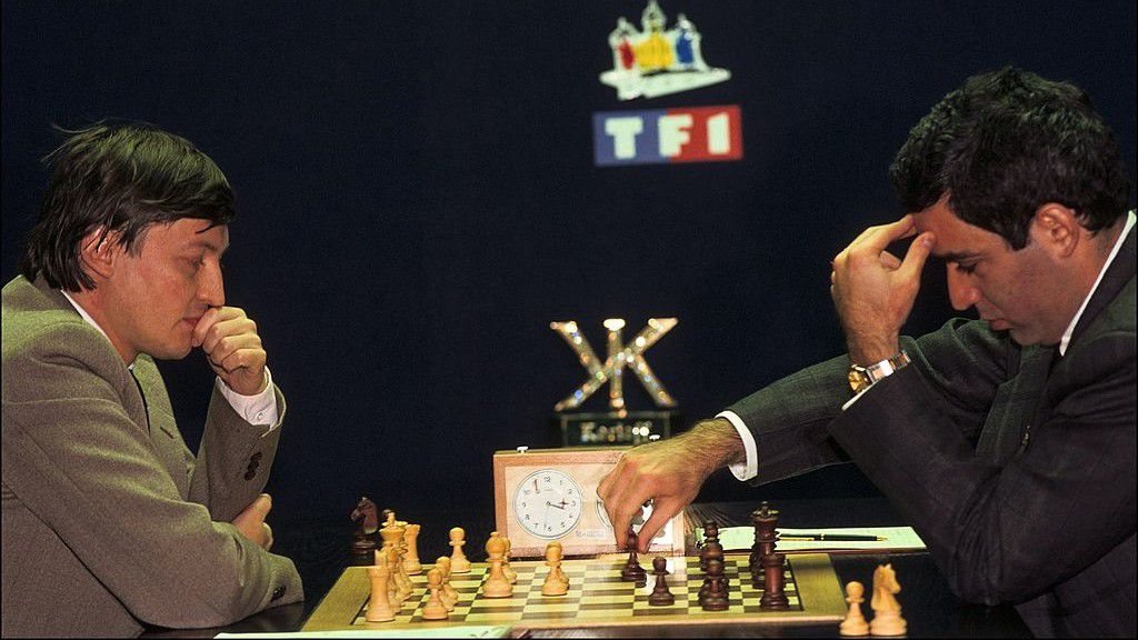 A régi szép időkben még a sakkról szólt az élete, itt éppen legnagyobb riválisával Garri Kaszparovval (jobbra) meccsel Lyonban. Azóta mindketten politikára adták fejüket, Karpov Putyin mellett, Kaszparov ellene hadakozik (Fotó: GettyImages)