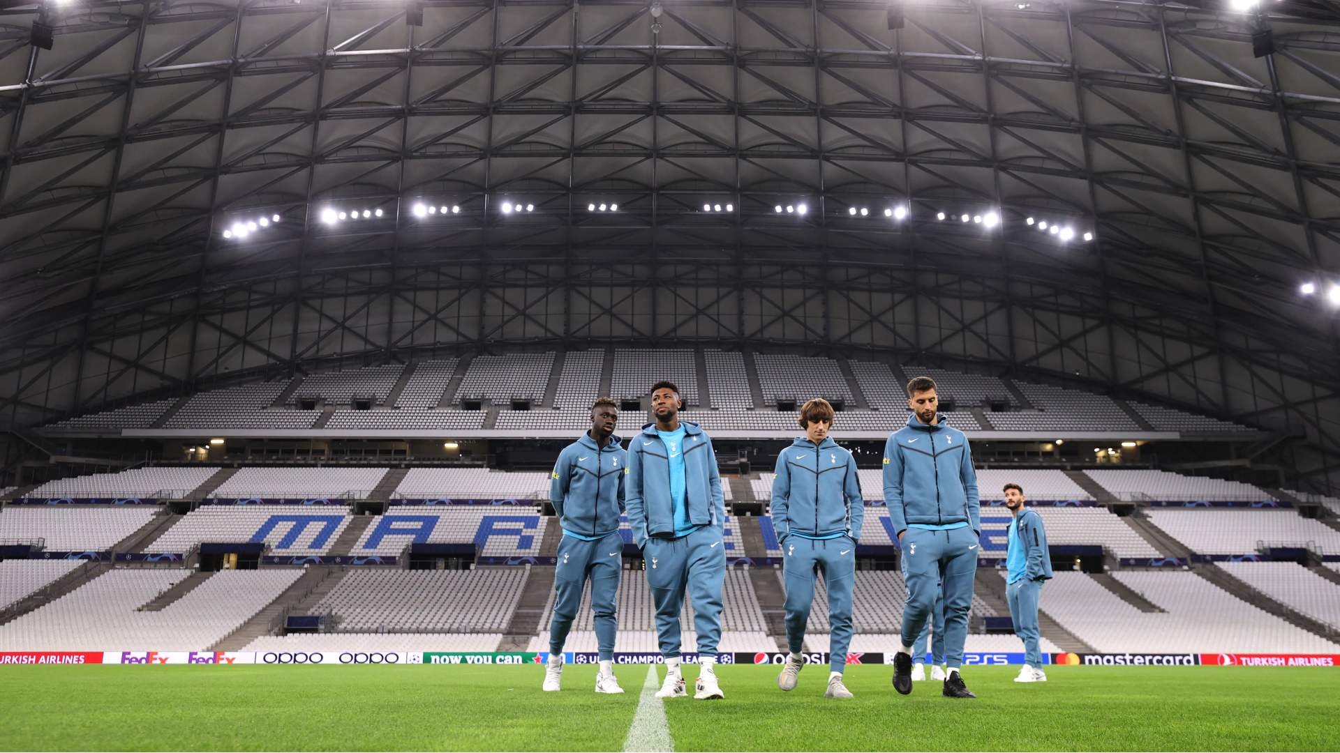 A Tottenham játékosai hétfő este érkeztek meg Marseille-be.