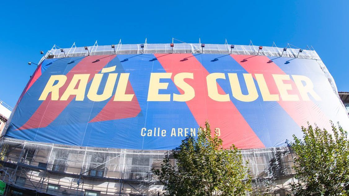 FOTÓ: hatalmas gránátvörös-kék vászon, Barca-bolt nyílt Madridban