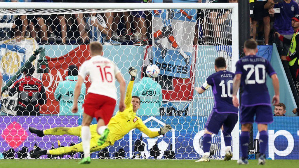 Az erősen kamu tizenegyes kimaradt, Messi lövését a lengyel kapus bravúros védéssel kiütötte (Fotó: GettyImages)