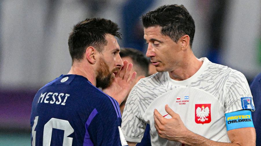 Lehet, sosem tudjuk meg, hogy Messi és Lewandowski mit mondott egymásnak a meccs után (Fotó: Getty Images)