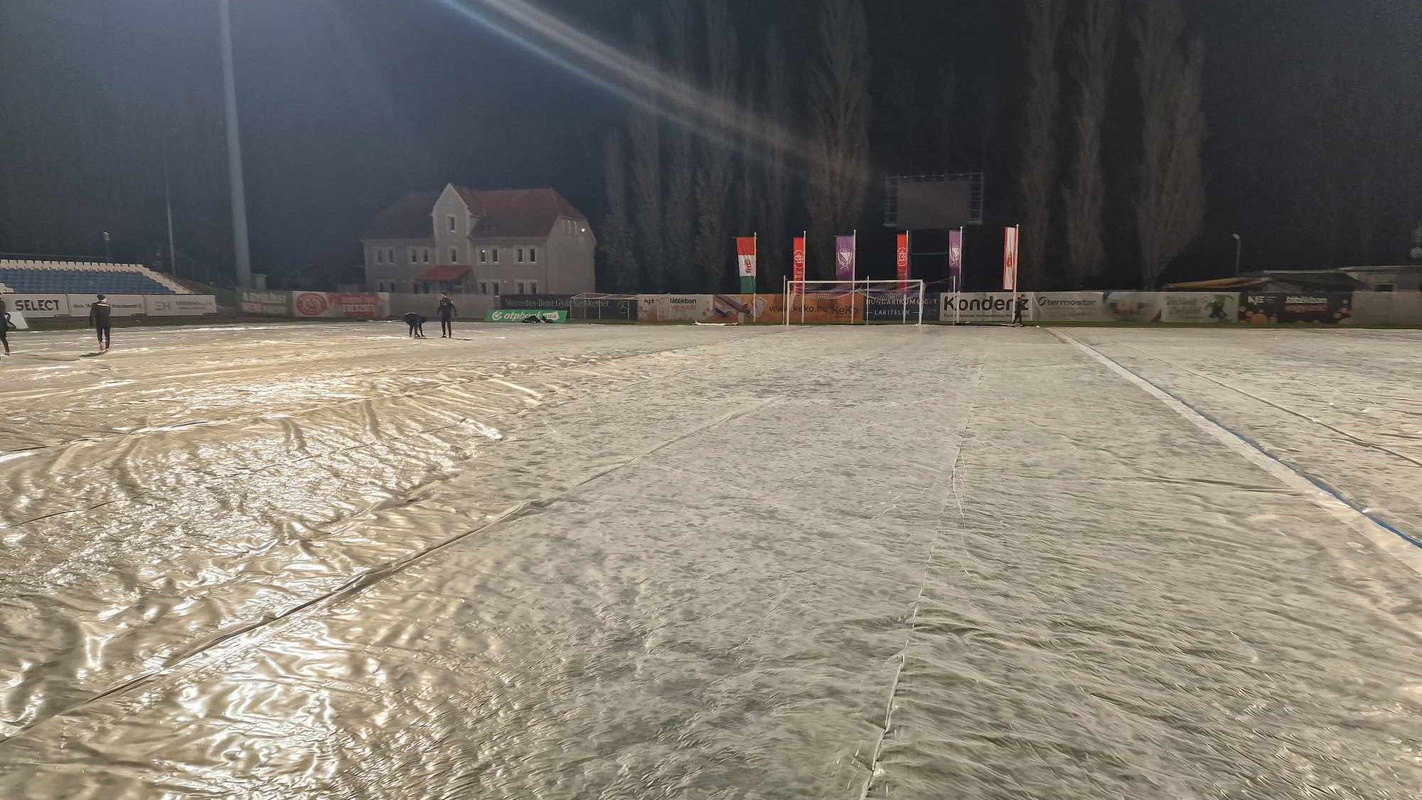 Fóliával védték a nagy esőzéstől a kecskeméti stadion gyepszőnyegét (Fotó: Facebook/Kecskeméti TE)