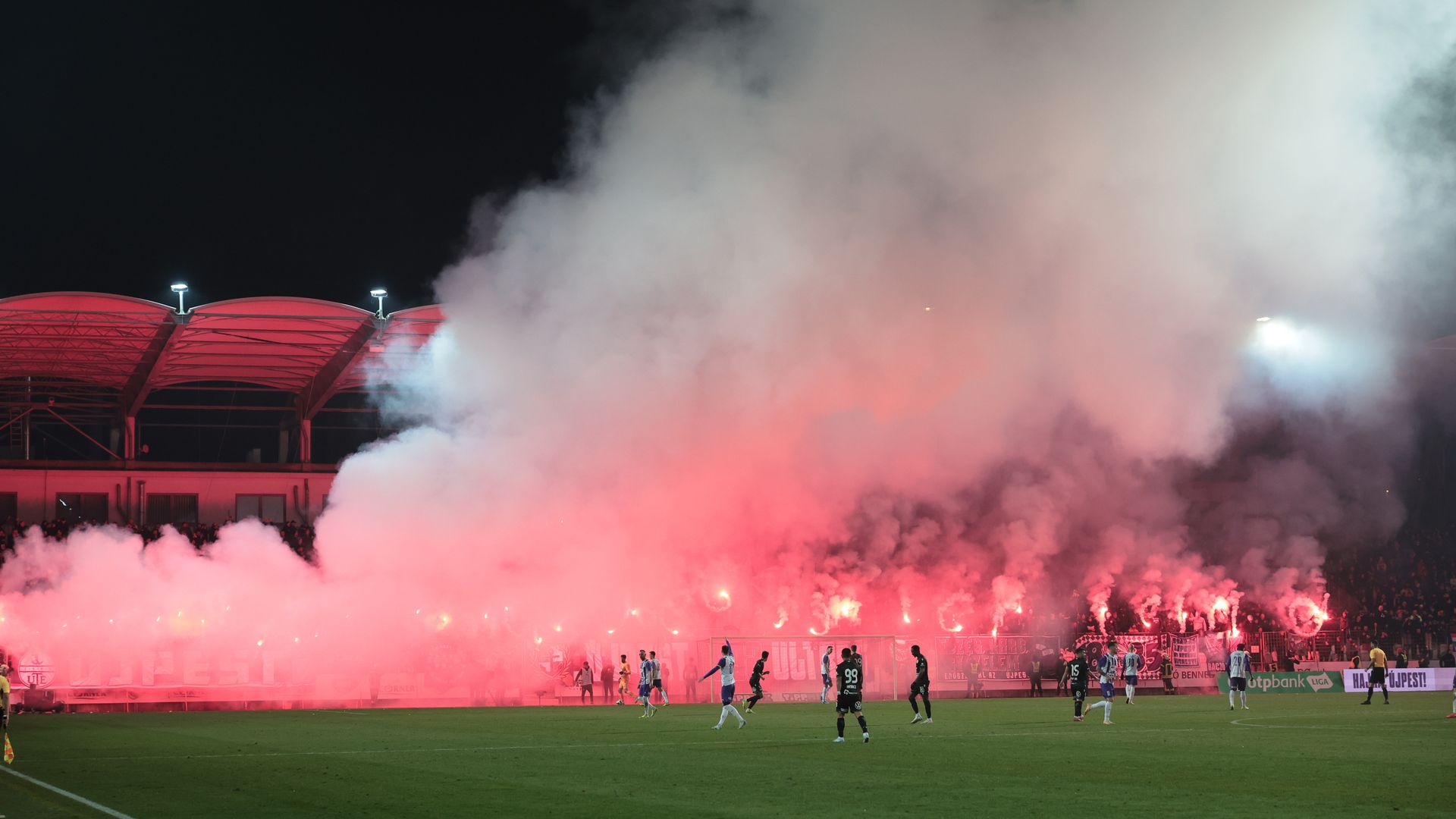 Az újpesti szurkolók akciójának biztosan lesz következménye a szövetségnél. (Fotó: Czerkl Gábor)