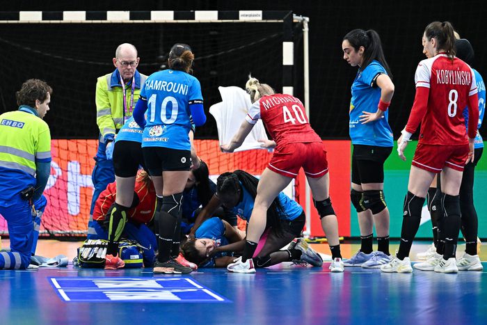 Mouna Jlezi a mérkőzés hajrájában került a földre