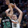Nikola Jokics (fehérben) volt a Nuggets vezére