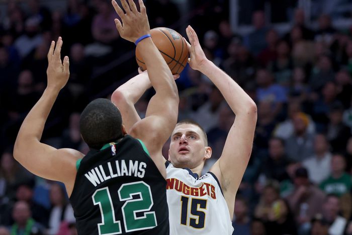Nikola Jokics (fehérben) volt a Nuggets vezére