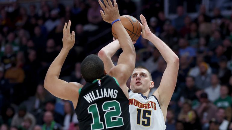 Nikola Jokics (fehérben) volt a Nuggets vezére