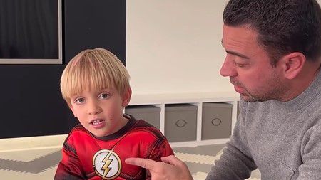 VIDEÓ: így tanítja Xavi a négyéves kisfiát a Barca-himnuszra