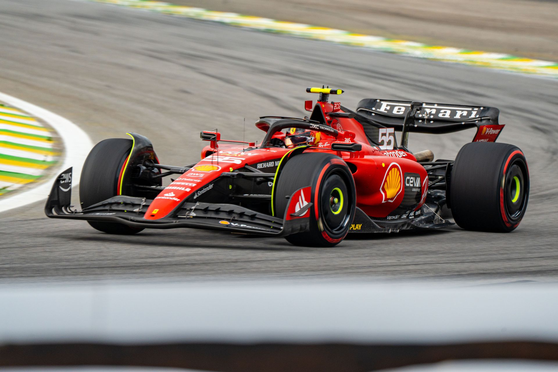 Már várja az egyik Ferrari a brit versenyzőt Fotó: Getty Images