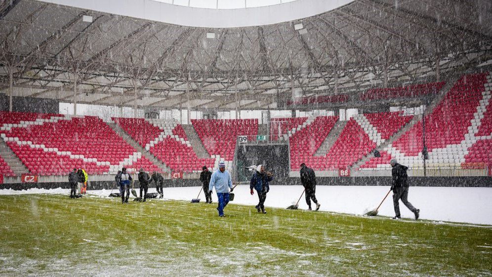 Órákkal az ebédidőben kezdődő keleti rangadó előtt már dolgoztak a munkások a Nagyerdei Stadionban. (Fotó: dvsc.hu)