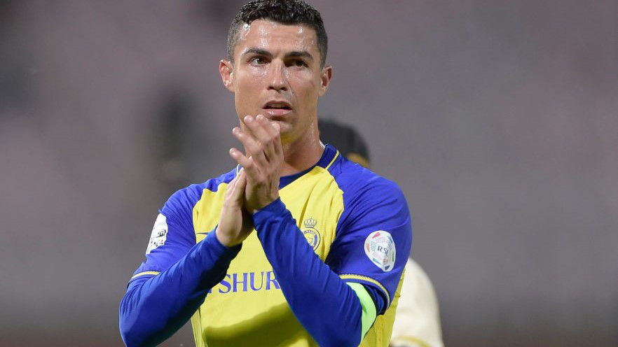 A jelenleg Szaúd-Arábiában futballozó Ronaldo 500 milliós órában jelent meg a boxmeccsen