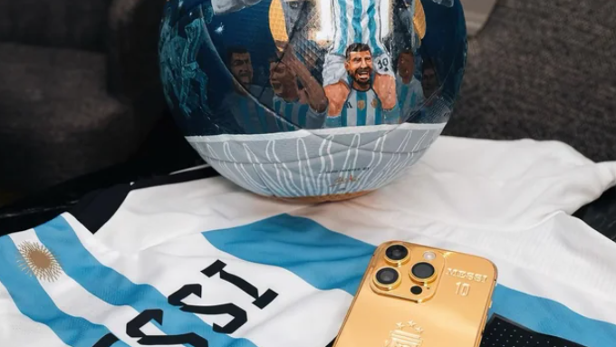 Nem akármilyen ajándékkal lepte meg társait Messi a vb-győzelem után – fotóval