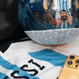 Nem akármilyen ajándékkal lepte meg társait Messi a vb-győzelem után – fotóval