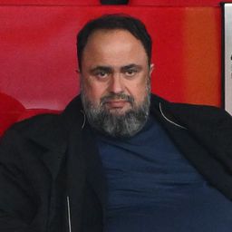 Balhé a Liverpool meccsén, a tulajdonos az öltözőfolyosón ordibált a játékvezetővel