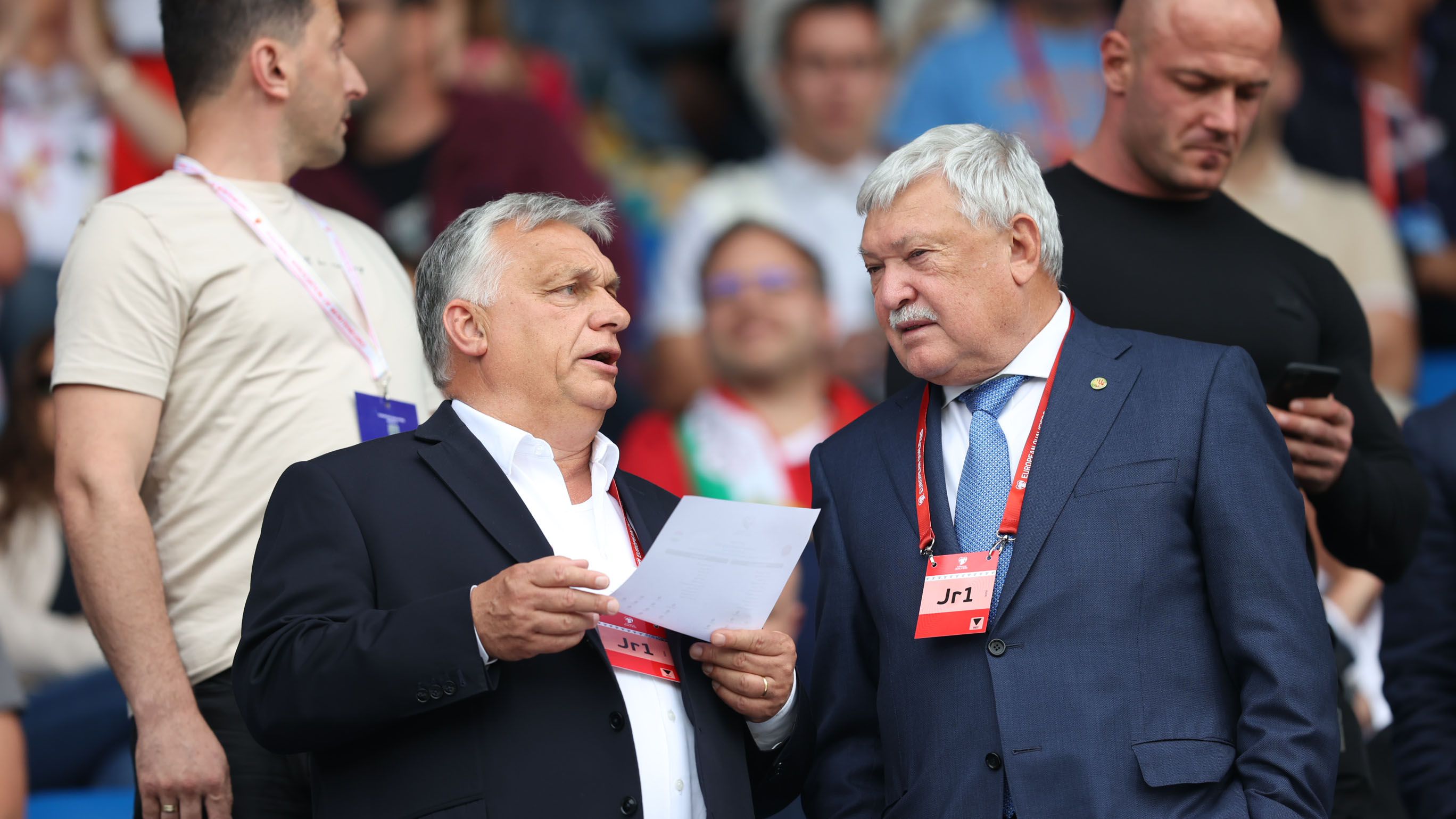Orbán Viktor miniszterelnök (balra) és Csányi Sándor az MLSZ elnöke (Fotó: Zsolnai Péter)