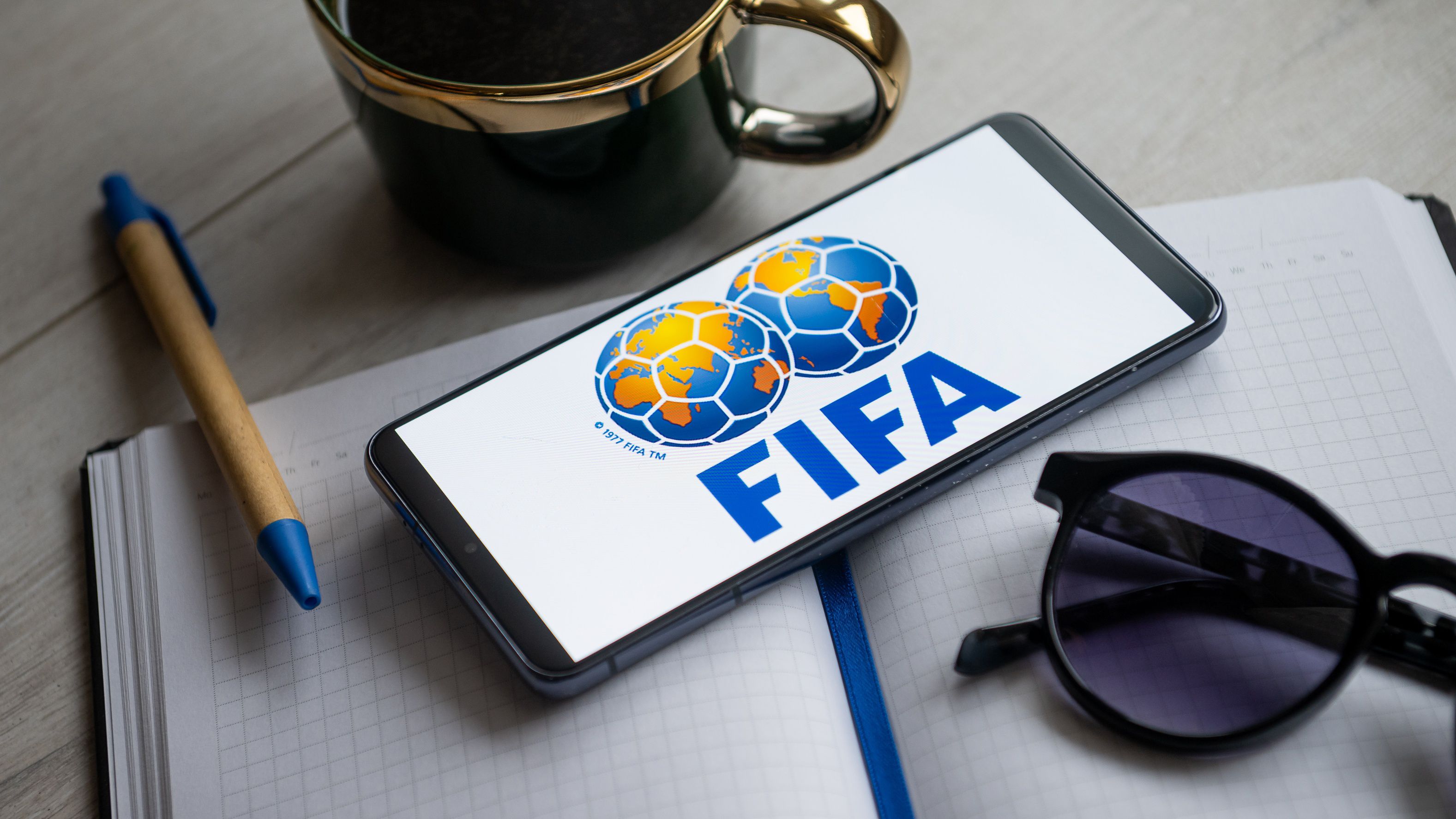 A FIFA is reagált a kék lap lehetséges bevezetésére