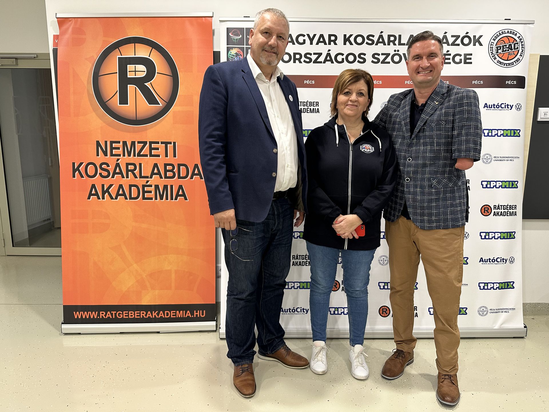 Janovics László csapatvezető (balra) az erkölcsi támogatásért is hálás Vereczkei Zsoltnak és alapítványának