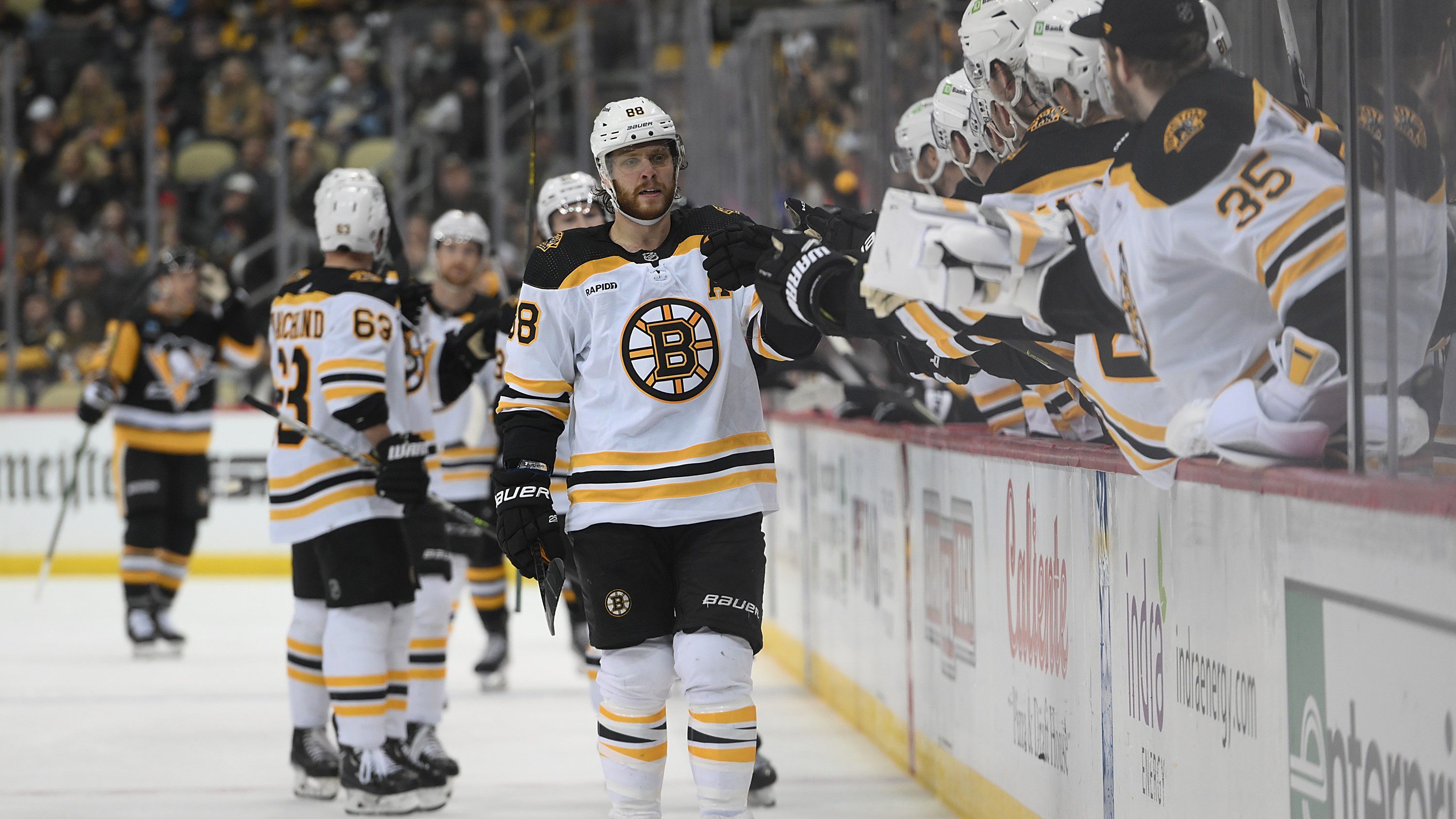 A Boston Bruins a három gólt ütő David Pastrnak vezetésével 4–3-ra nyert a Pittsburgh Penguins vendégeként.
