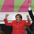 Kép: Angela Merkellel ijesztgette a kosaras az ellenfél büntetődobóját