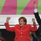Kép: Angela Merkellel ijesztgette a kosaras az ellenfél büntetődobóját