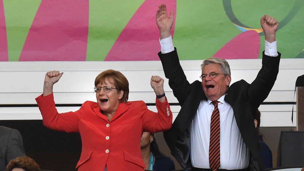 A 2014-es vb döntőben Angela Merkel együtt örült a győzelemnek az államelnök Joachim Gauckkal (Fotó: GettyImages)