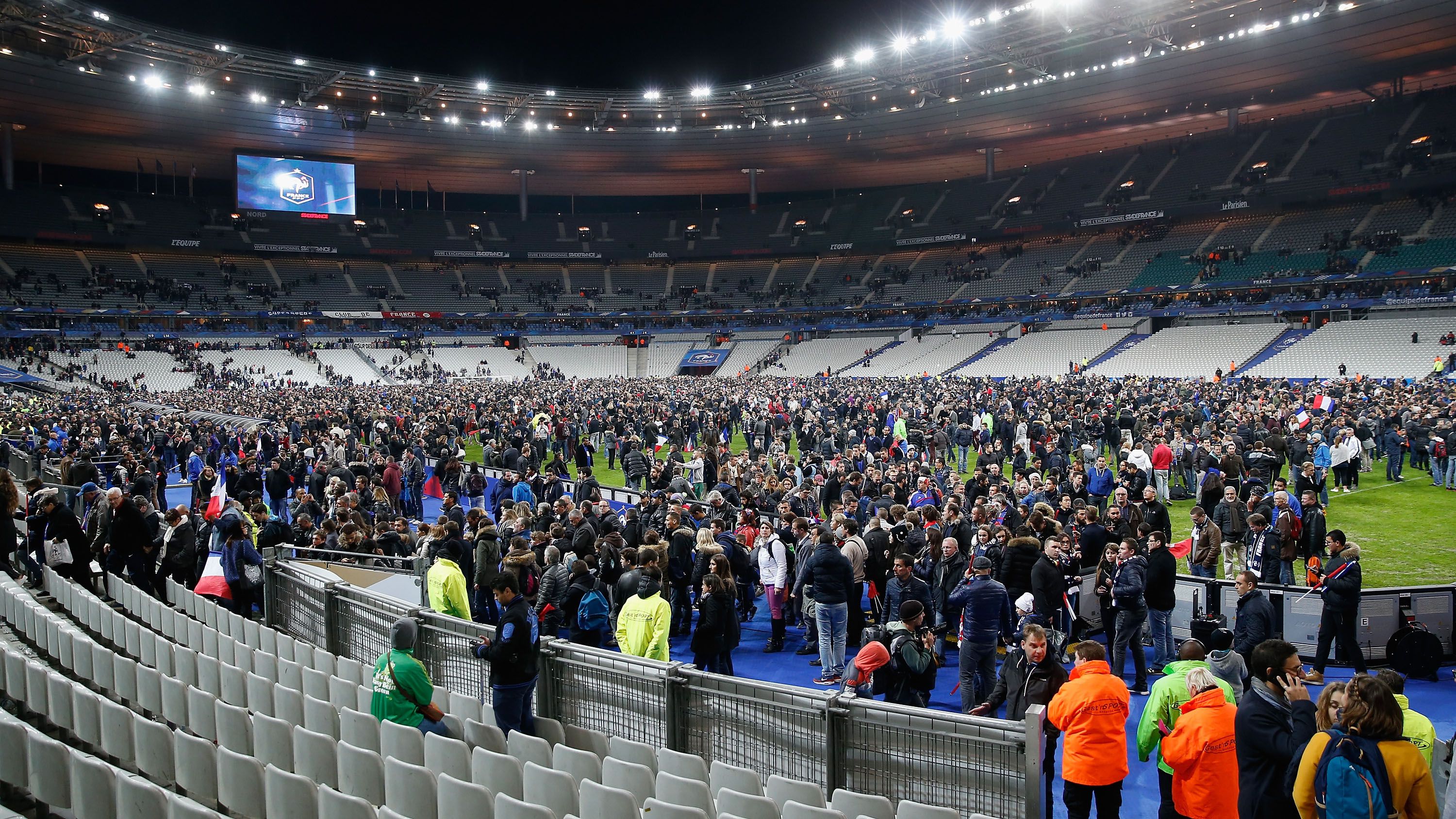 2015, Párizs: szurkolók a pályán a francia–német meccs után. A Stade de France-ban öngyilkos merénylő robbantott…