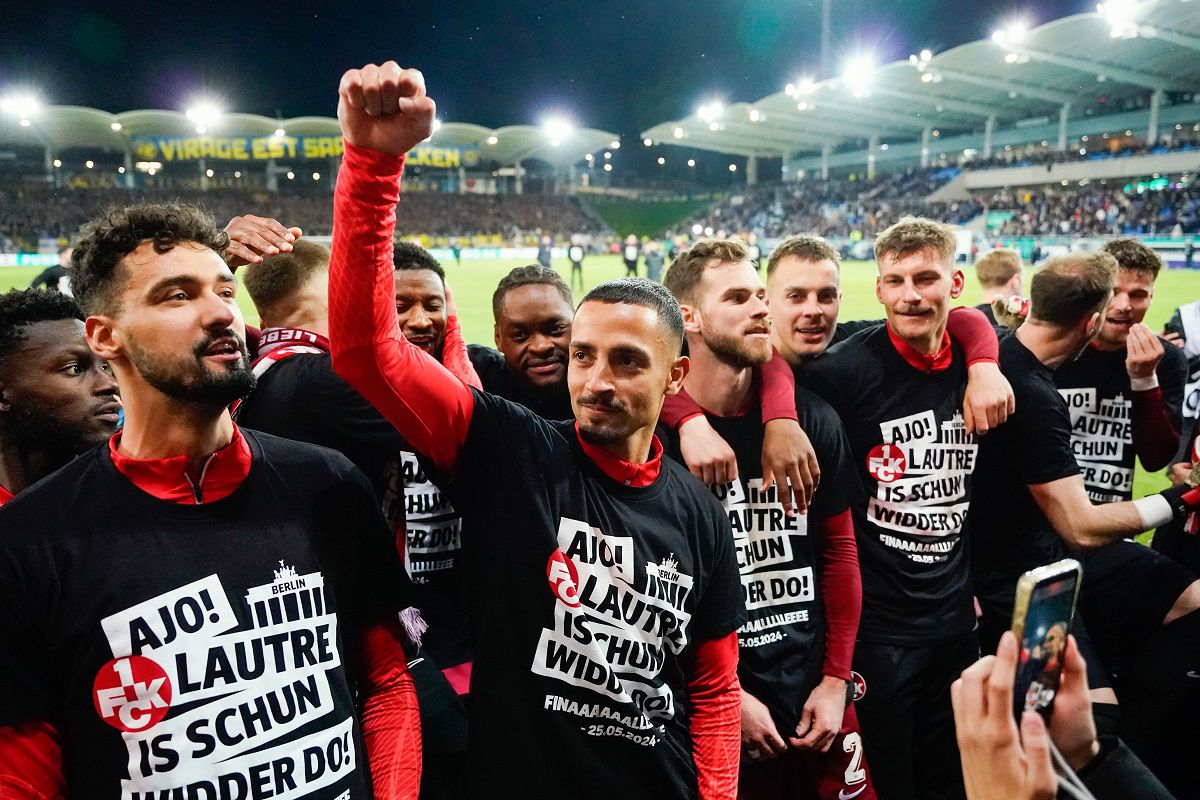 A Kaiserslautern játékosai a meccs után együtt ünnepeltek a szurkolókkal (Fotó: Getty Images)