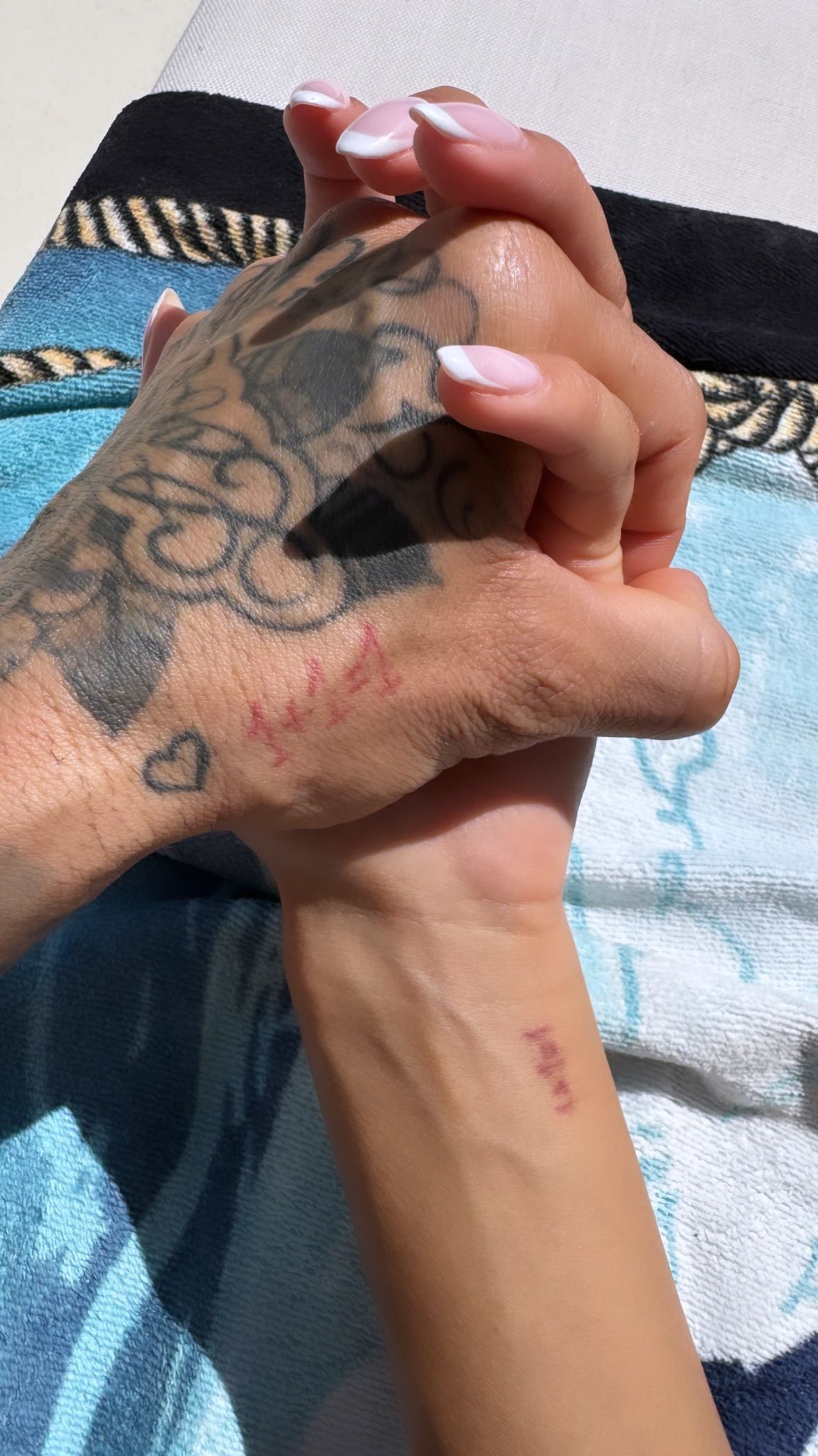 Íme, a kézfogás és a közös tetoválás (Fotó: Instagram/Joana Sanz)