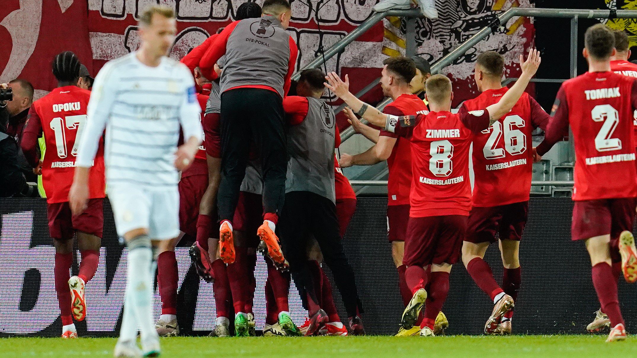 Vezető góljukat ünneplik a Kaiserslautern játékosai, a korábbi német bajnok véget vetett a Saarbrücken mesebeli menetelésének