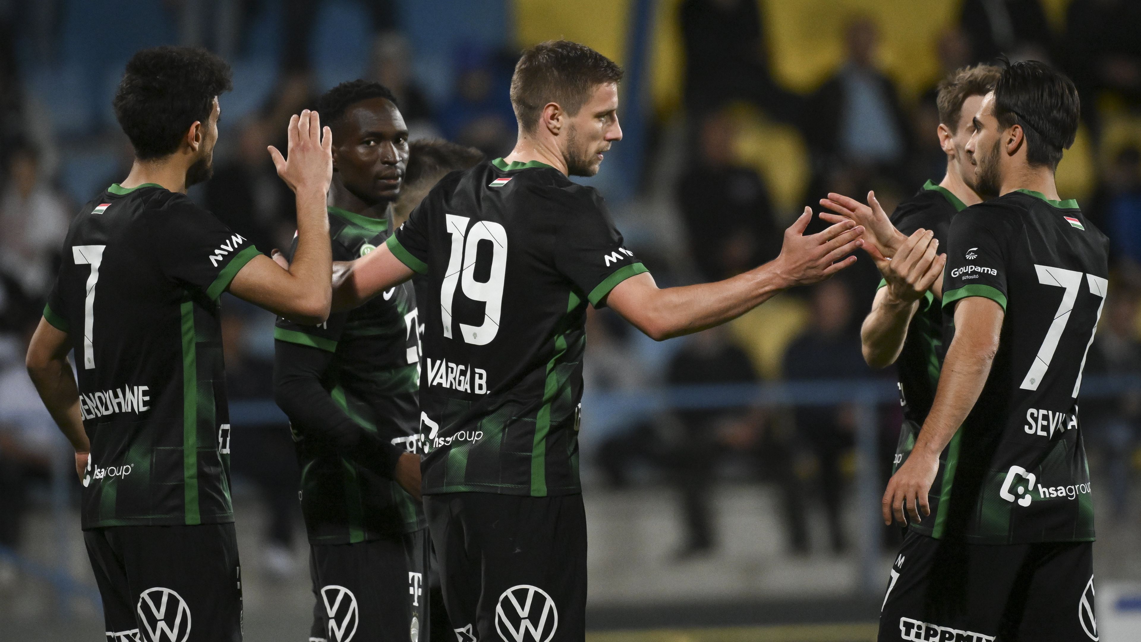 Varga Barnabás elégedetten pacsizhatott társaival a Mezőkövesd elleni 3–0-ás győzelmet követően Fotó: MTI/Czeglédi Zsolt