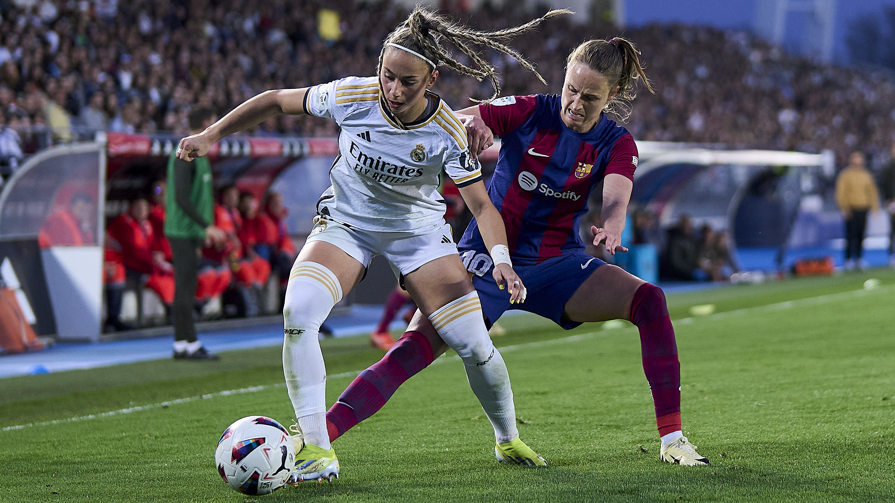 Athenea del Castillo (fehérben) él-hal a Real Madridért, sosem játszana a Barcelonában