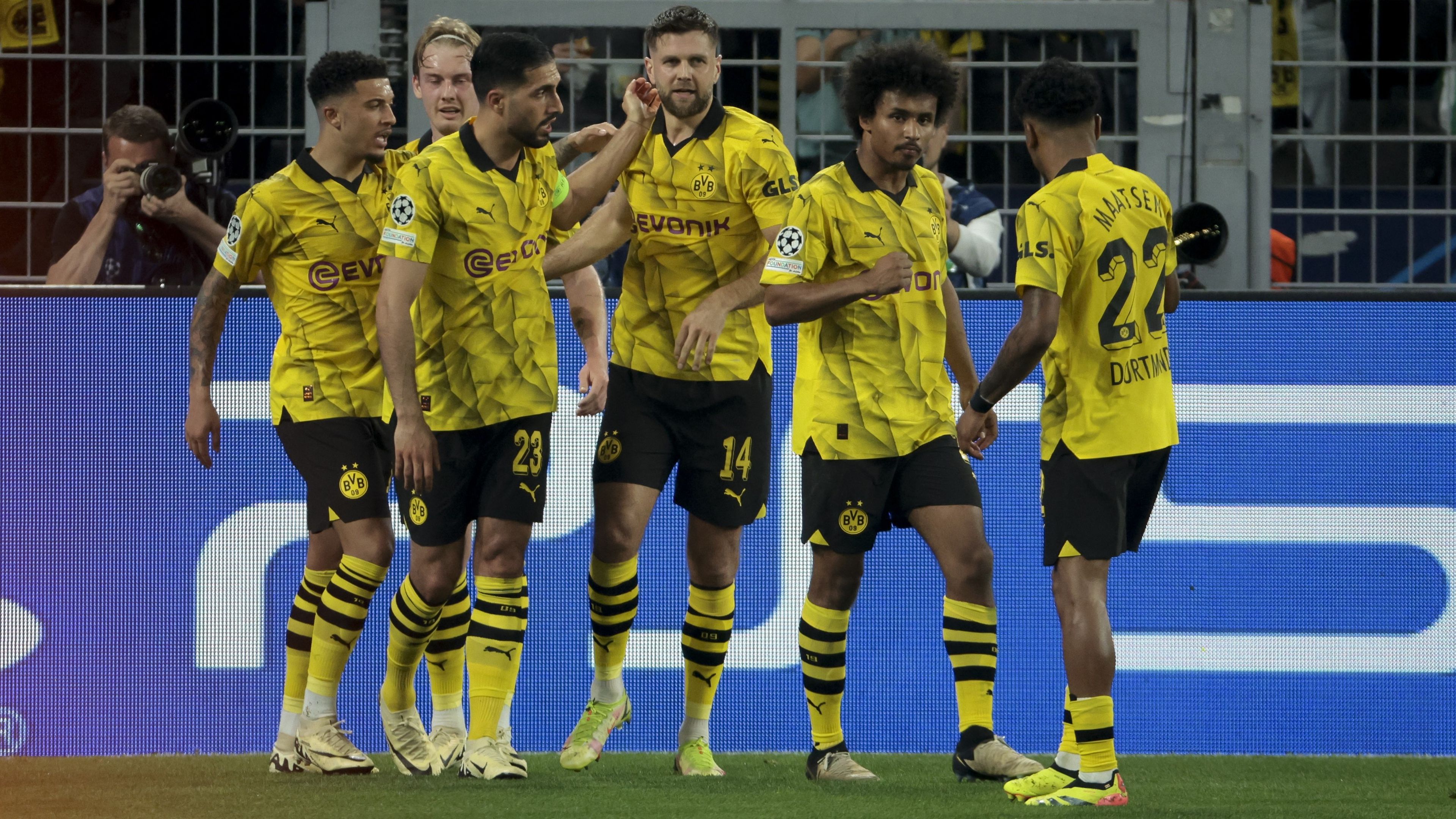 Niclas Füllkrug (középen, 14-es számmal) góljával a Dortmund egygólos előnyről várhatja a jövő heti visszavágót. (Fotó: Getty Images)