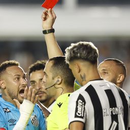 Neymar kézzel szerzett gólt, majd piros lapot kapott – videóval