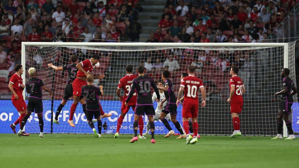 Virgil van Dijk ugrott a legmagasabbra a szöglet után, és a holland válogatott csapatkapitányának góljával a Liverpool meglépett a Bayerntől. (Fotó: Getty Images)