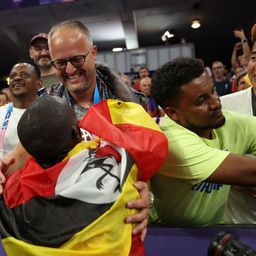 Videón, ahogy az ugandai világcsúcstartó megnyerte a 10 000 métert