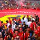Így ünnepelt Charles Leclerc az olasz szurkolókkal a hazai futamgyőzelem után