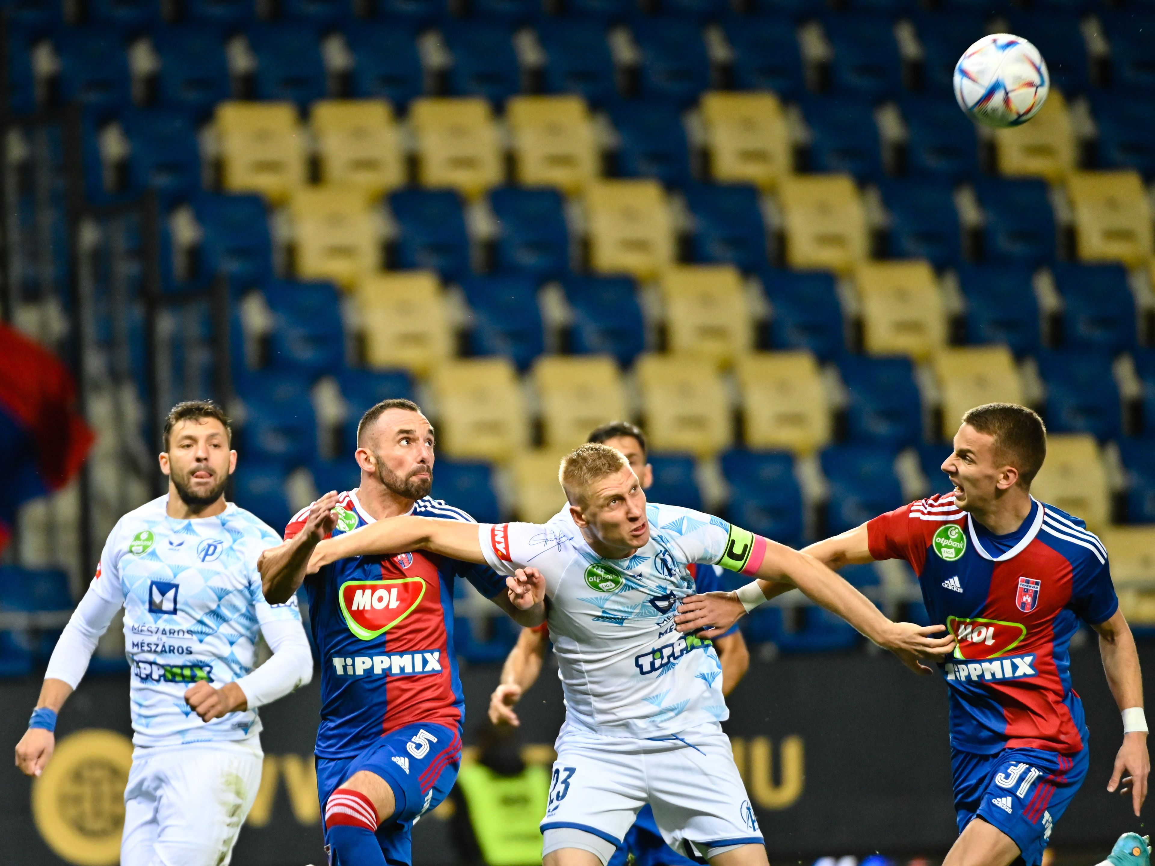 A felcsúti Patrizio Stronati (b) és Spandler Csaba (j2), valamint a fehérvári Fiola Attila (b2) és Nikola Serafimov (j) küzd a labdáért (Fotó: MTI/Vasvári Tamás)