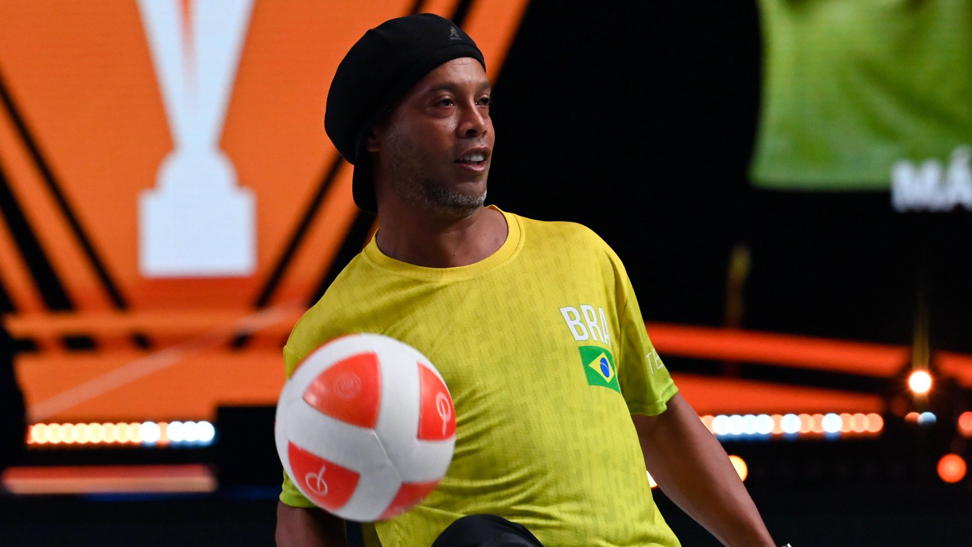Ronaldinho megmutatta, még mindig jó barátságban van a labdával (Fotó: MTI)