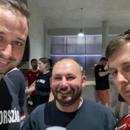 Könnyfakasztó gesztus: a három barát ingyen adja át a magyar–szerb meccs belépőit egy tízgyerekes családnak