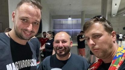 Könnyfakasztó gesztus: a három barát ingyen adja át a magyar–szerb meccs belépőit egy tízgyerekes családnak