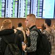 Késett a magyar focicsapat gépe, órák óta a reptéren várnak