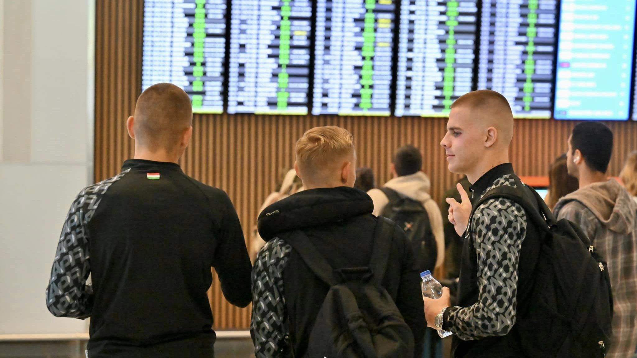A reptéren várakoznak a fiatal játékosok (Fotó: Facebook/Puskás Akadémia)