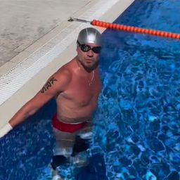 Videó: Így úszik a minden végtagján amputált Kosztomarov