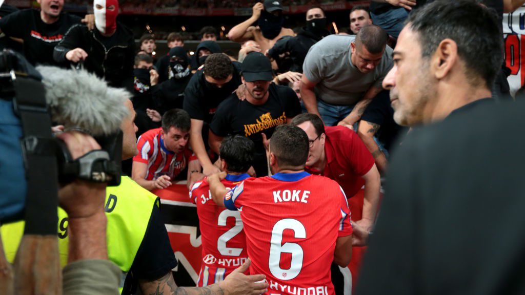 Az Atlético Madrid fanatikusaihoz a játékosok is kimentek, miután félbeszakadt a mérkőzés