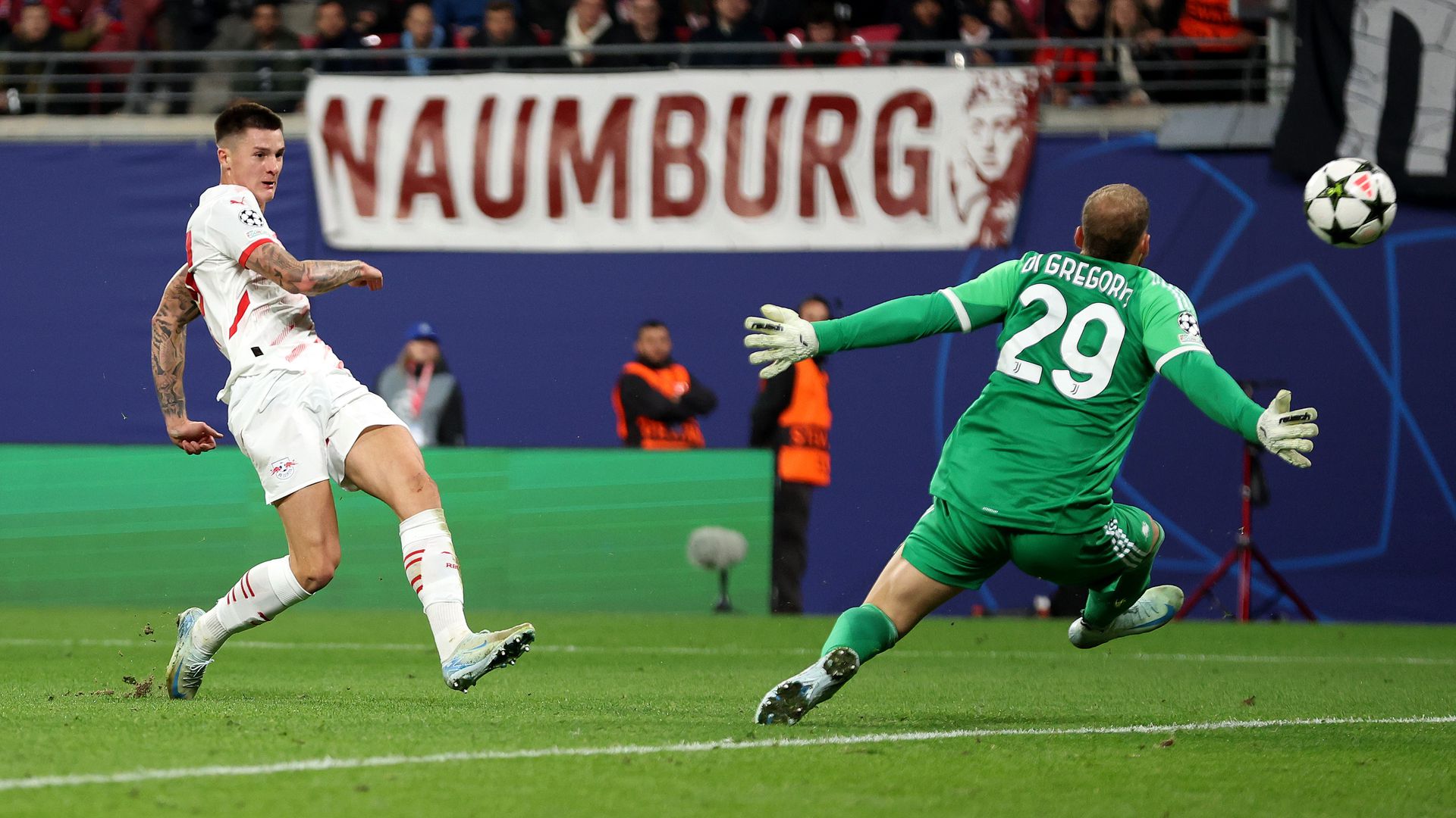 Benjamin Sesko (fehérben) bombájánál a lécről pattant a labda a kapuba (Fotó: Getty Images)