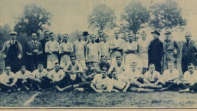 Orth György (az ülő sorban balról az ötödik) az MTK 1919-es németországi túráján (fotó: Sporthírlap)