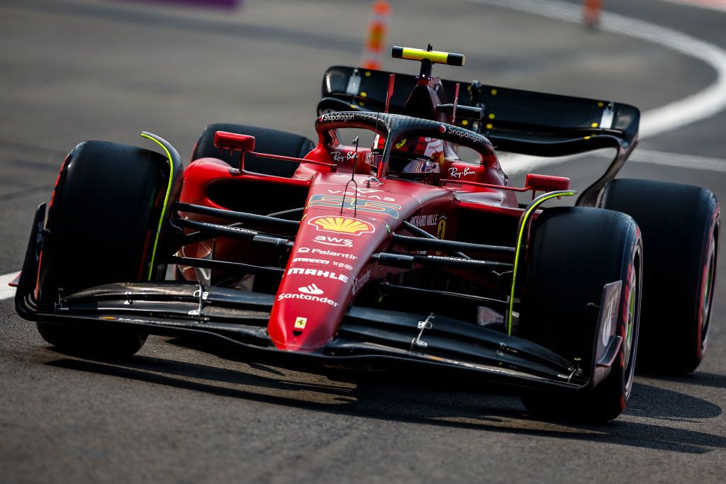 Sainz szerint a Ferrari az utolsó versenyeken megint erős lesz