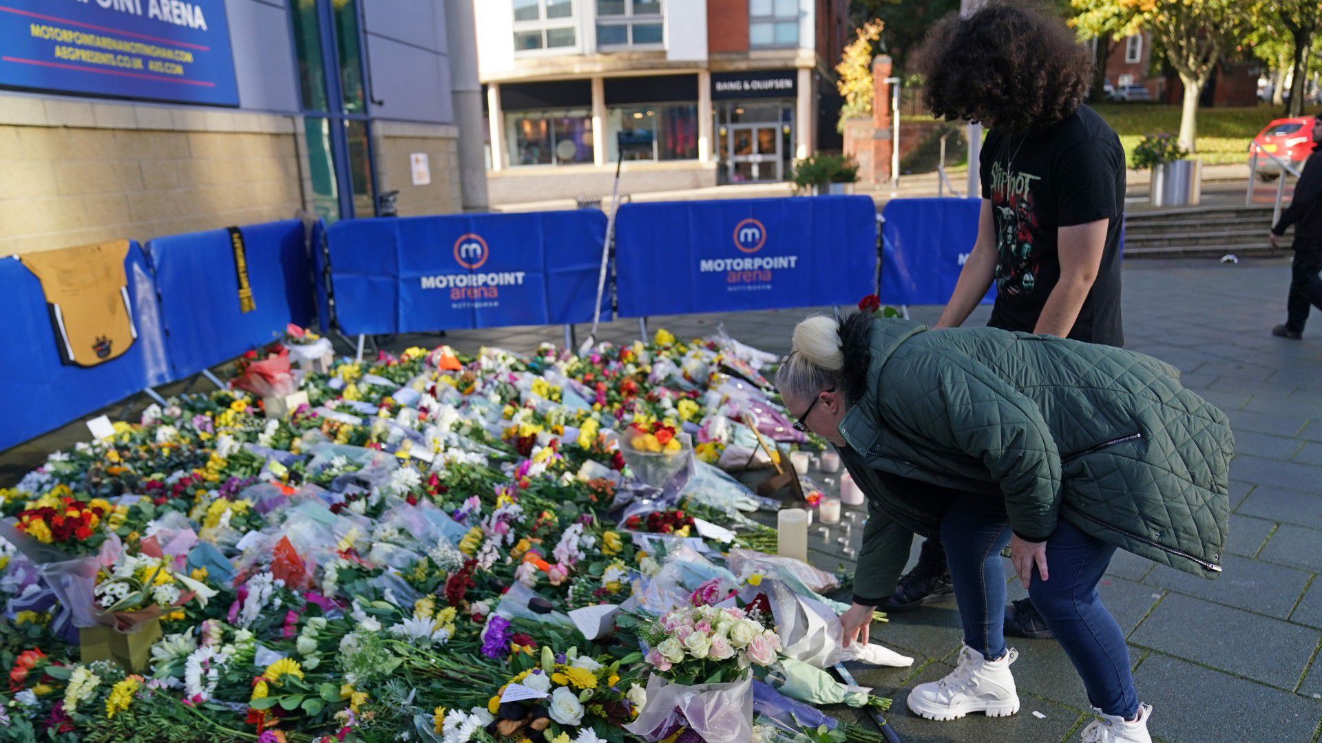 A szurkolókat is megrázta a tragédia, több százan emlékeztek virágokkal és mécsesekkel Johnsonra / Fotó: Getty Images